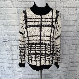 Solitaire women L scoopneck Longsleeve plaid pattern popcorn sweater B&W